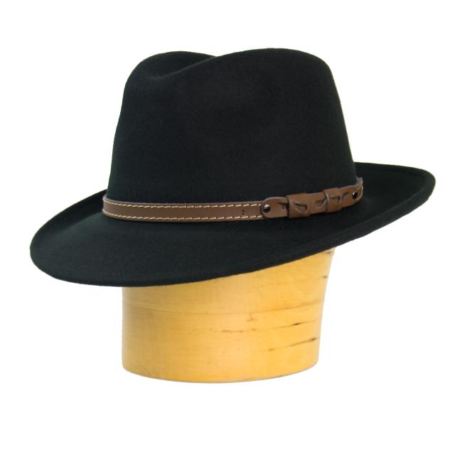 Vlnený klobúk zdobený koženým opaskom - čierny